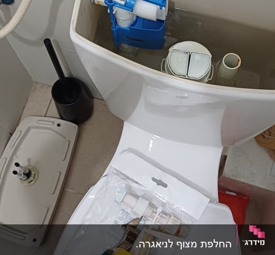 חלקי אסלה וכלים לתיקון אינסטלציה בשירותים